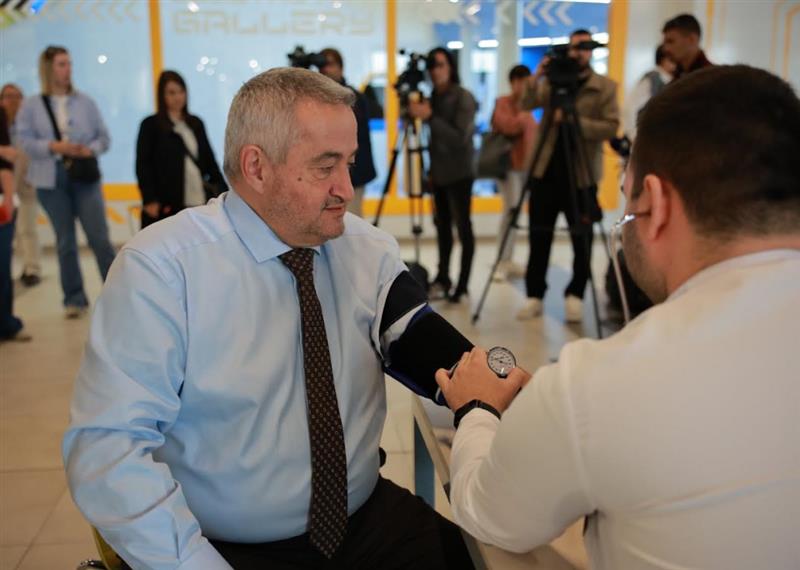 Министерот Клековски го посети пунктот за бесплатни прегледи на ИЈЗ по повод Светскиот ден на срцето