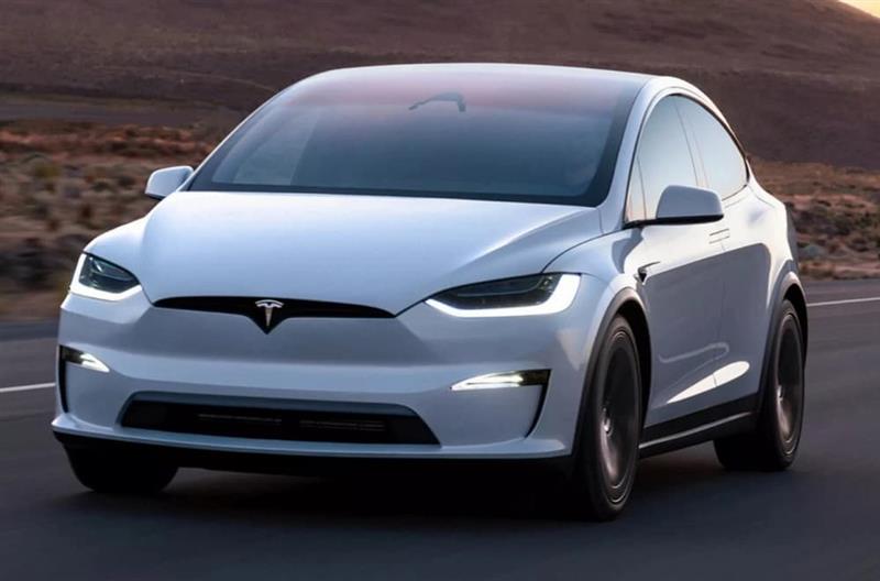 „Tesla“ наводно сама забрзала на црвено светло: Семејството ја тужи компанијата
