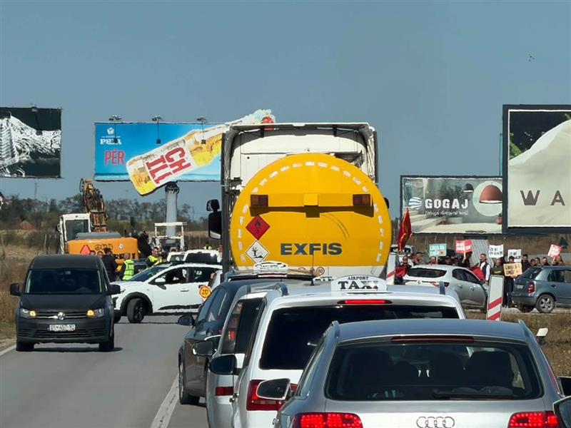 Протест на аеродромот во Приштина-  приврзаниците на ОВК ја пречекаа Урсула фон дер Лајен: Денес Тачи, утре Зеленски (ВИДЕО)