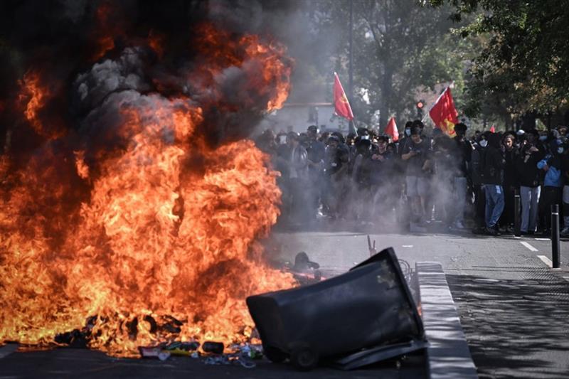 Видео- фото: Протести низ Франција, затворени 400 училишта 