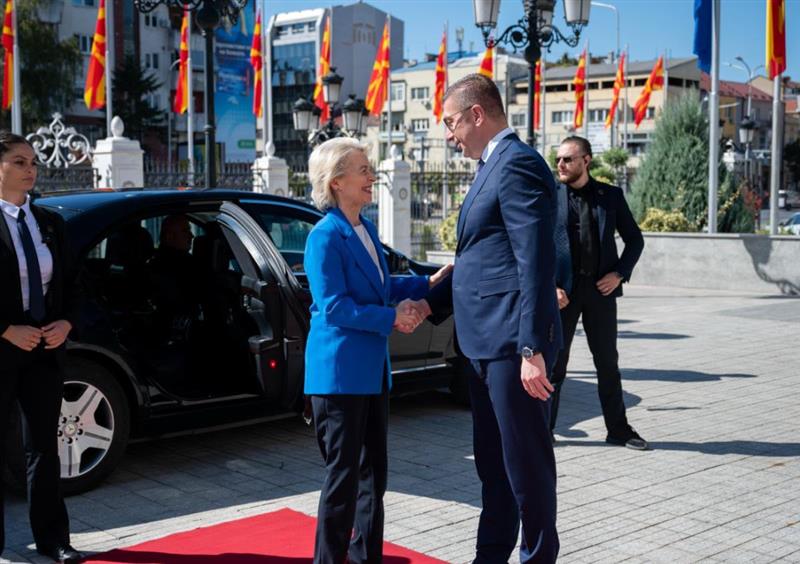 Премиерот Мицкоски ја пречека Урсула фон дер Лајен во Владата