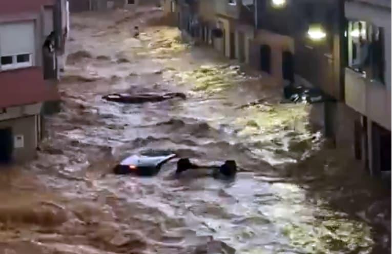 Разорни поплави во Шпанија: Водата носи сè пред себе