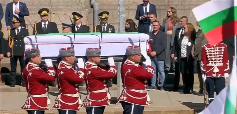 Државен пречек на посмртните останки на Цар Самоил во Софија, примопредавање беше извршено во Византискиот музеј во Солун 
