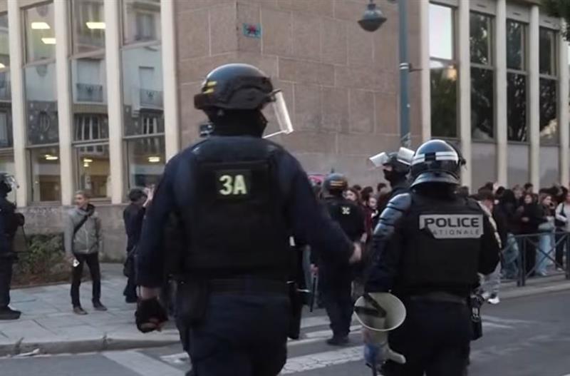 Маскиран демонстрант запалил лице на жена, протетсите во Франција надвор од контрола