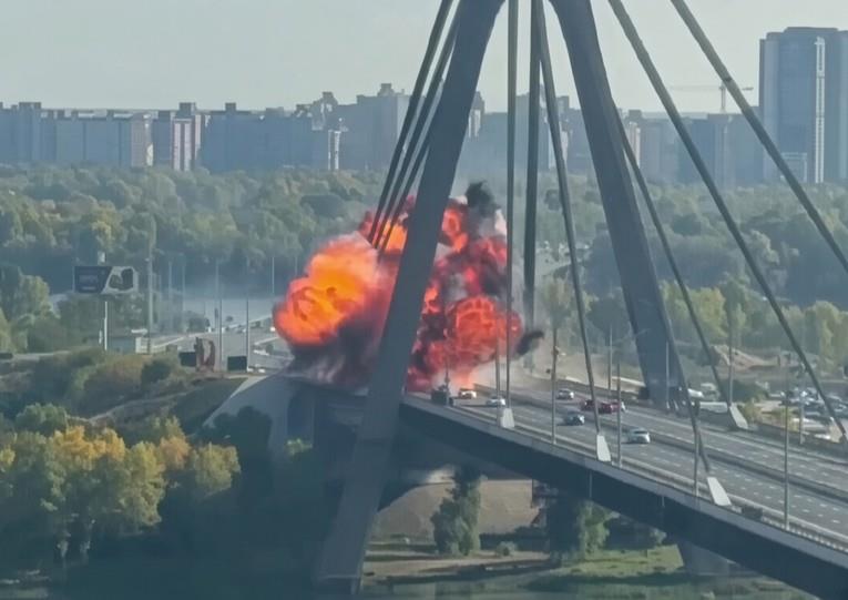 Русите го погодија клучниот мост во Киев преполн со автомобили