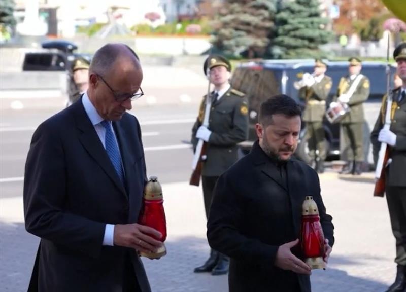 Мерц и Зеленски во Киев оддадоа почит на загинатите украински бранители