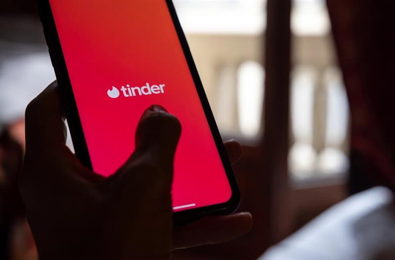 „Измамникoт од Tinder“ лансира апликација – се бара од „Apple“ и „Google“ да ја блокираат