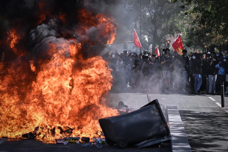 Хаос во Франција: Се затвораат до 500 средни училишта, 24 се запалени или вандализирани