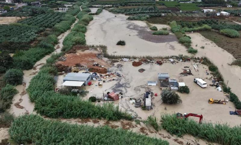 Катастрофални поплави на Крит: Загина фармер, надојдените води носат сѐ пред себе (ВИДЕО)