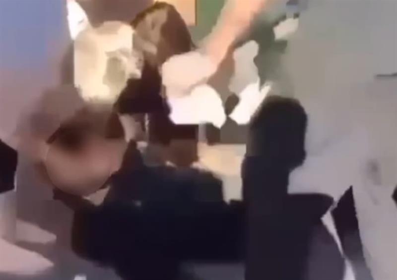 Тинејџер остана без дланка за време на судирите со полицијата во Франција (ВИДЕО)