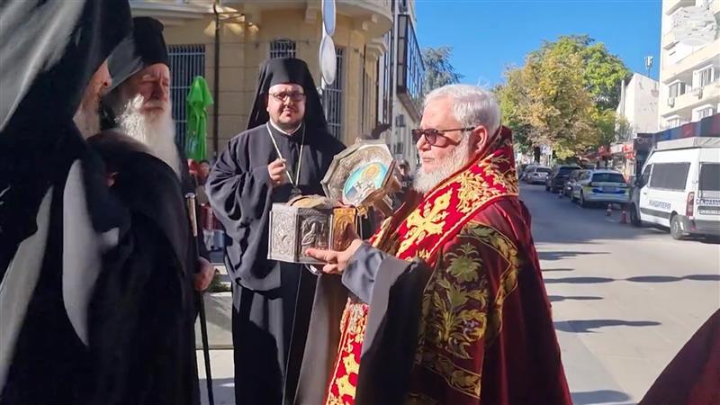 По моштите на Самоил, во Бугарија пристигна и чесната глава на Св. Климент – коинциденција или тенденција?