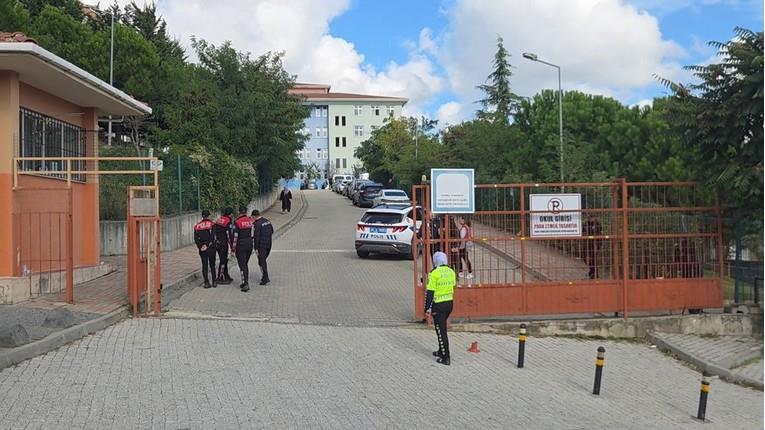 Напад со нож во училиште во Истанбул: Средношколка нападнала основци, еден е во критична состојба (ВИДЕО) 