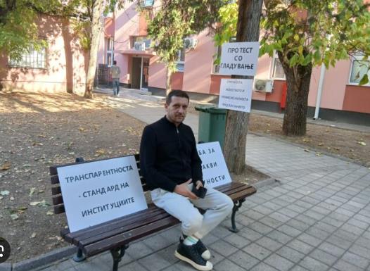 Докторот Дарко Василевски заврши со шестдневниот штрајк пред Деканатот на Медицинскиот факултет