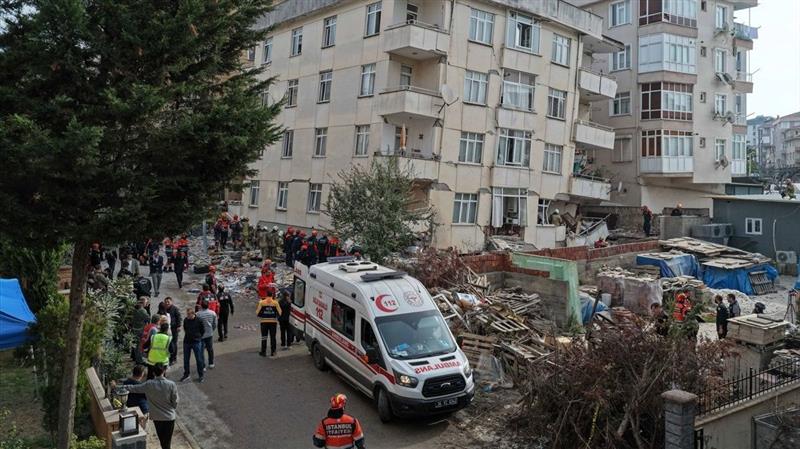 Видео-Фото: Дете извлечено живо од урнатини по делумно уривање на зграда во Истанбул 