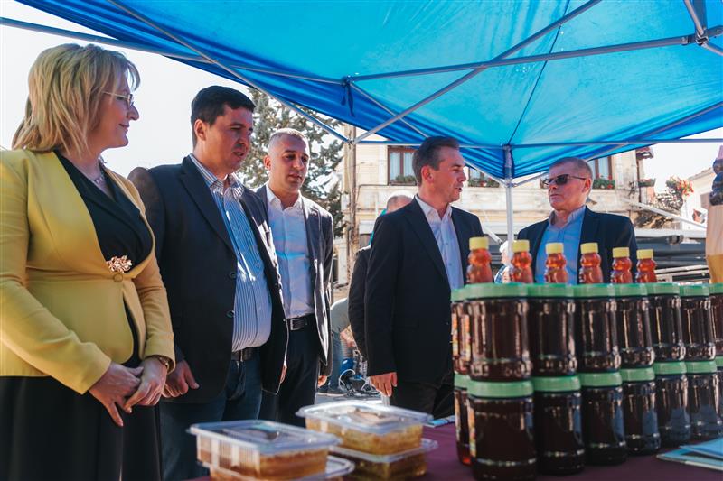 Министерот за земјоделие и претседателот на советот на манифестацијата „Денови на македонското пчеларство“