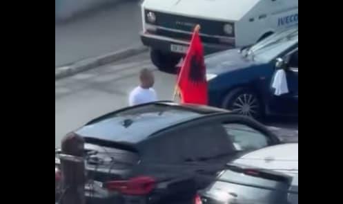 Приведен е „полицаецот“, кој со албанско знаме го регулираше сообраќајот во Скопје (ВИДЕО)