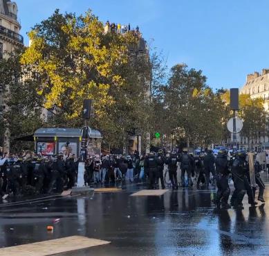 Меланшон; „Бастилја повторно освоена“ по големиот студентски митинг во Париз