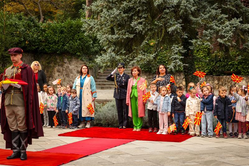 Церемонија на менување на државното знаме во претседателскиот кабинет пред најмлади посетители