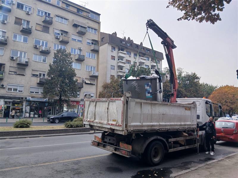 КХС: Започна поставувањето на новите садови за одлагање на комунален отпад