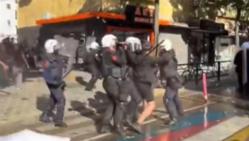 Жесток судир на студентите со полицијата во Тирана: Се користат водени топови и тули (ВИДЕО)