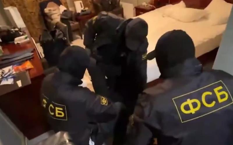 Русите уапсија јапонски новинар и го однесоа во затвор во Москва (ВИДЕО)