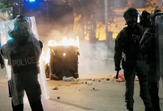 Шест повредени полицајци по насилниот протест во Тирана