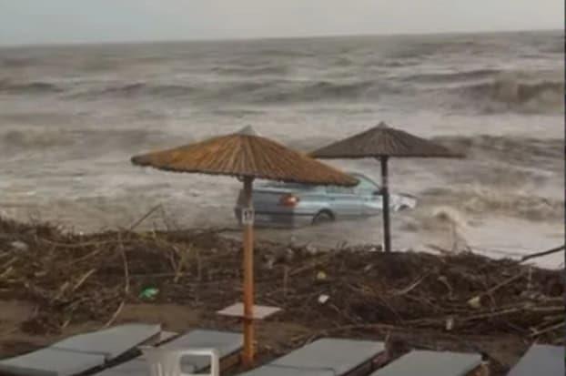 Надојдените води ги збришаа автомобилите во морето, загина момче- драматични снимки од Родос (ВИДЕО) 
