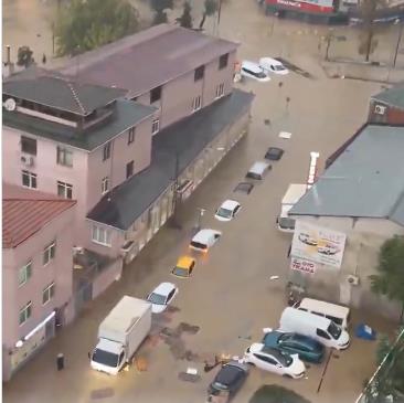 Видео: Апокалиптични сцени во Истанбул: Улици под вода, буица носи возила, затворени училишта
