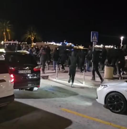 Видео: Хаос во Сплит – 500 хулигани се тепаа на ривата пред 100 полицајци