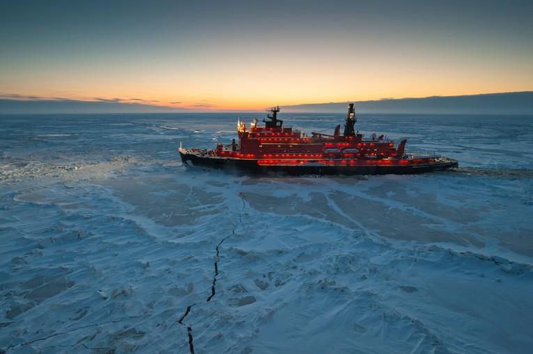 Русија купува танкери за течен природен гас (LNG) способни да пловат по мориња покриени со мраз