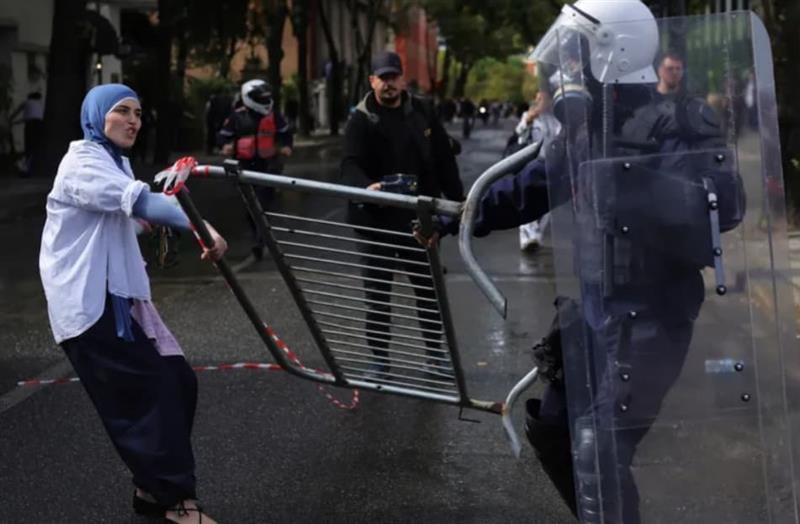 Нови жестоки судири во Тирана покажуваат снимките со дрон- полицијата со апел до родителите (ВИДЕО)