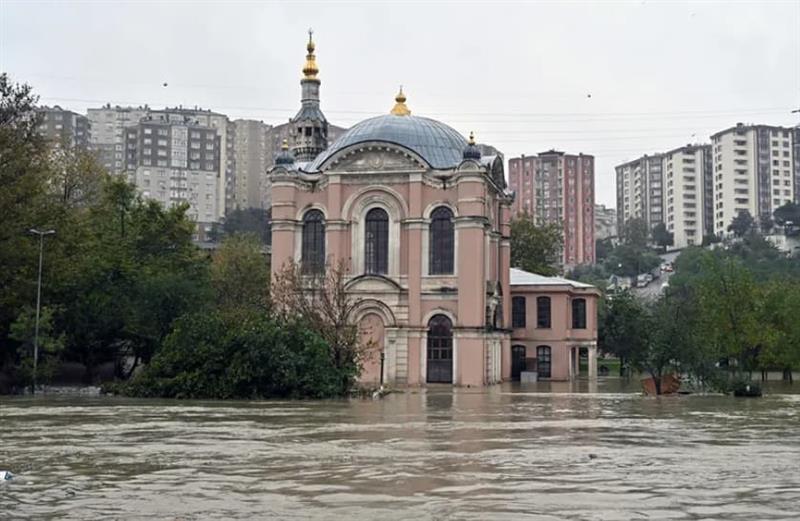 Поплавите во Истанбул не ги поштедија ниту историските објекти- под вода е позната џамија (ВИДЕО)