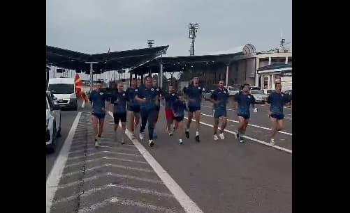 Маратонците, кои трчаат во чест на Тоше пристигнаа во Македонија, утре се во Крушево
