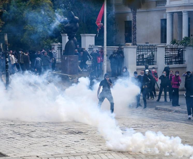 Видео-фото:Трет ден насилни протести во Тирана, 26 повредени