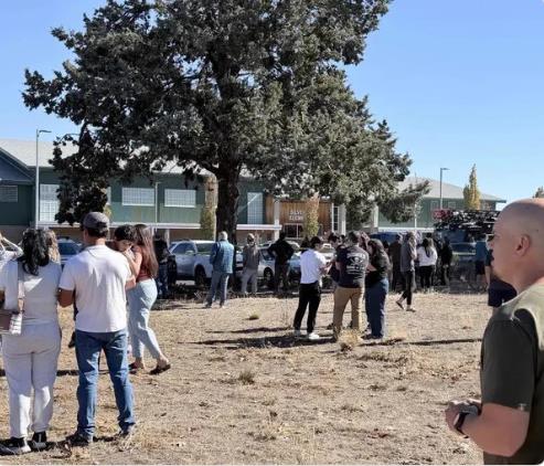 Напаѓач уби четири лица, од кои три деца, во основно училиште во Орегон во САД  пред да биде застрелан