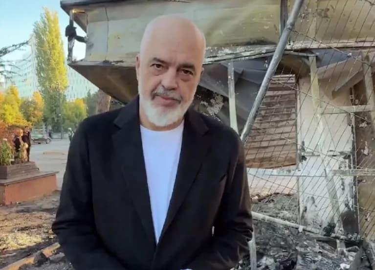 Еди Рама застана пред запалениот колеџ и испрати остра порака поради протестите во Тирана (ВИДЕО)