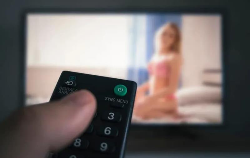 Британците забрануваат три вида екстремна порнографија: Опасната содржина ги загрозува жените и девојчињата 