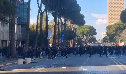 Нов бран насилни судири во Тирана – над 150 повредени, најмалку 160 приведени во изминатите денови