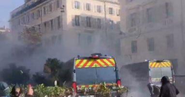 Масовни протести ја тресат Франција, речиси 300 приведени во неколку градови