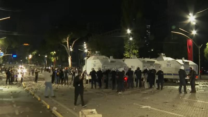 Петти ден насилни протести во Тирана 