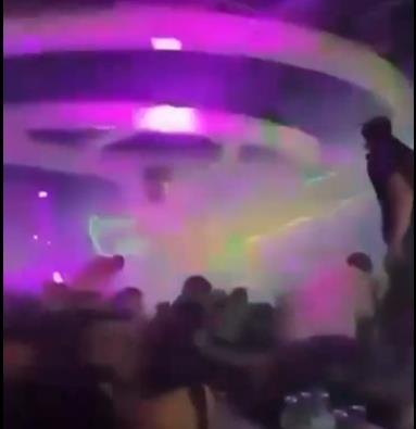 Во преполн ноќен клуб во БиХ фрлен солзавец, настанало стампедо, повредени 38 лица