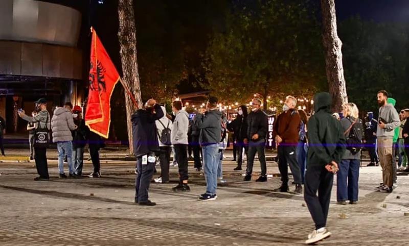 „Рама, оди си!“- одекнува пред премиерскиот кабинет, силни полициски сили во центарот на Тирана (ВИДЕО)