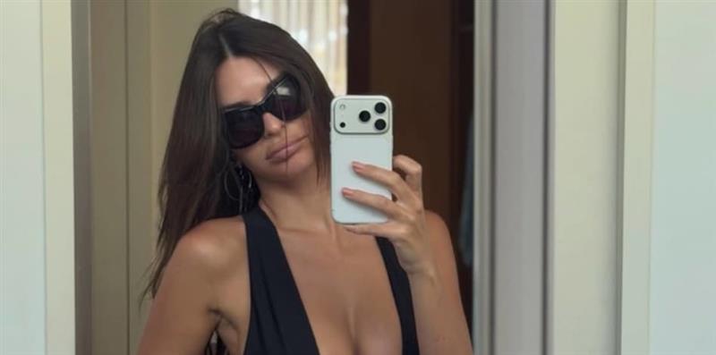 Емили Ратајковски позира во црн костум за капење со длабоко деколте (ФОТО)