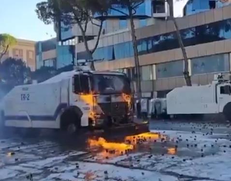 Видео: Тирана повторо„гореше“,молотовлеви коктели, оган, водени топови 