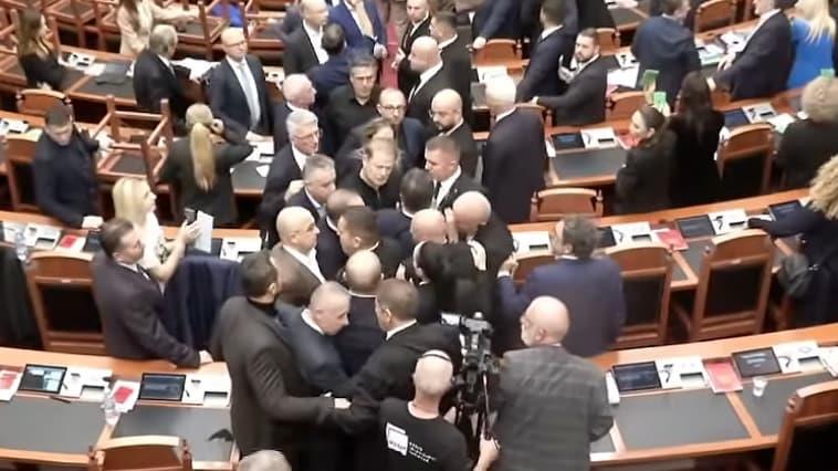 Хаос во Албанија: Тепачките од улиците се префрлија во парламентот- се степаа пратениците (ВИДЕО)