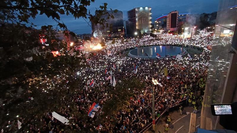 Голем собир на студентите во центарот на Белград- говорниците на бината носеа Устав на Србија (ВИДЕО)