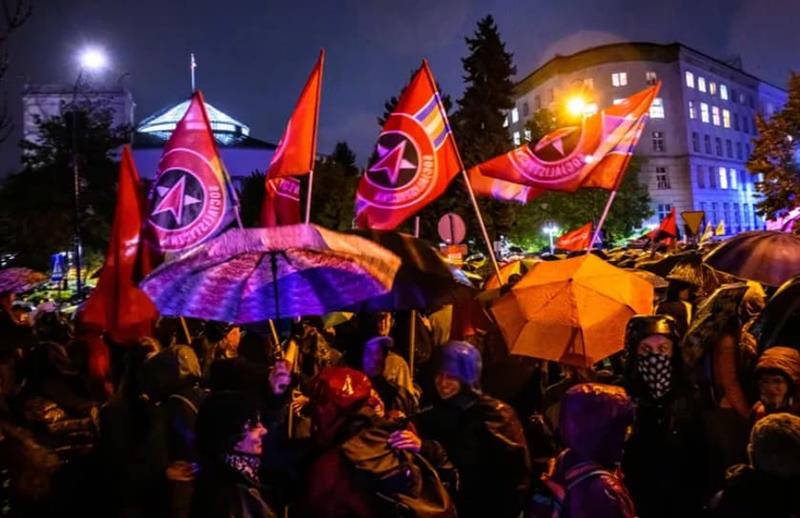 Масовни протести поради строгите закони за абортус низ 20 градови во Полска 