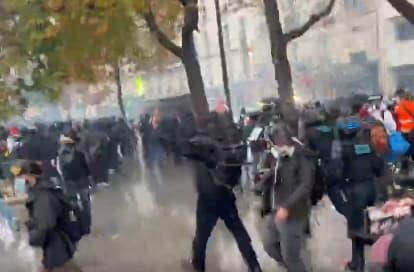 Почна хаосот во Париз: Маскирани демонстранти кршат и ограбуваат (ВИДЕО) 
