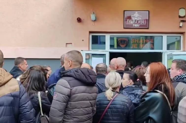 Србите од Косово со автобуси и автомобили масовно заминаа да гласаат во Србија- застој на границата (ВИДЕО)