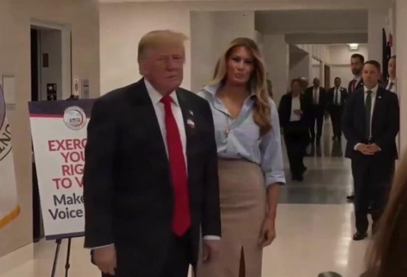 Трамп гласаше на Флорида, па си залепи налепница (ВИДЕО)